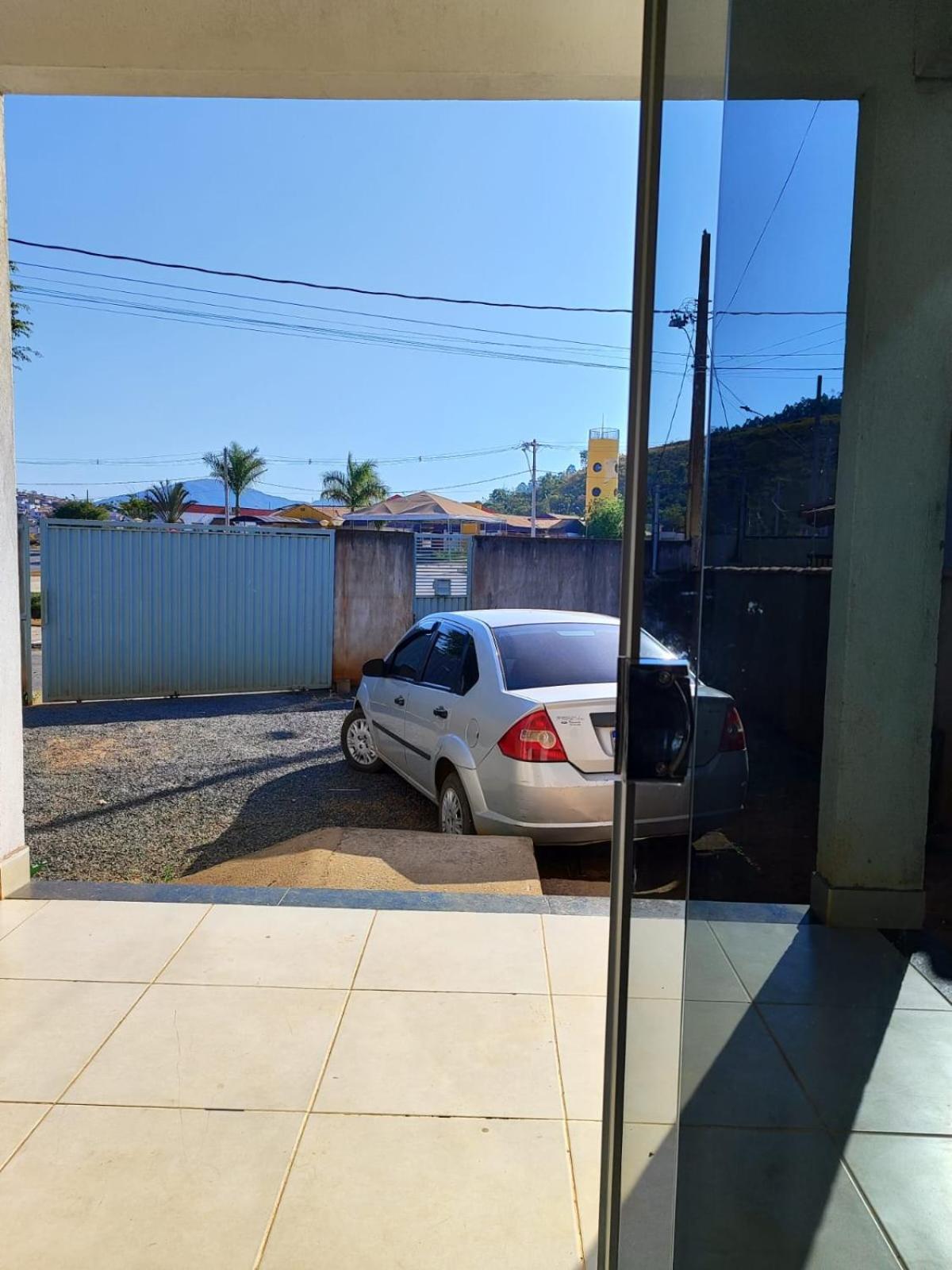 Casa Espacosa Em Frente A Pracinha Capitólio Exterior foto